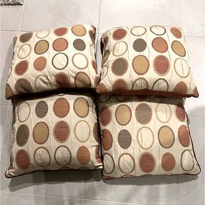 4 throw pillows